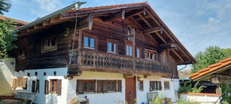 „STATTLICH WOHNEN IM HOLZHAUS-CHARME“ DHH MIT GÄSTEHAUS UND CARPORT IN 94428 EICHENDORF, 94428 Eichendorf, Doppelhaushälfte