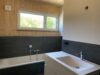 EXKLUSIVE 4-ZIMMER-WOHNUNG MIT GARTEN“ ENERGIEEFFIZIENTER HOLZ-NEUBAU IN 84435 LENGDORF - Badezimmer